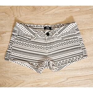 YMI Shorts White Aztec Tribal Southwestern Geometric Stretch Denim Junior Size 9